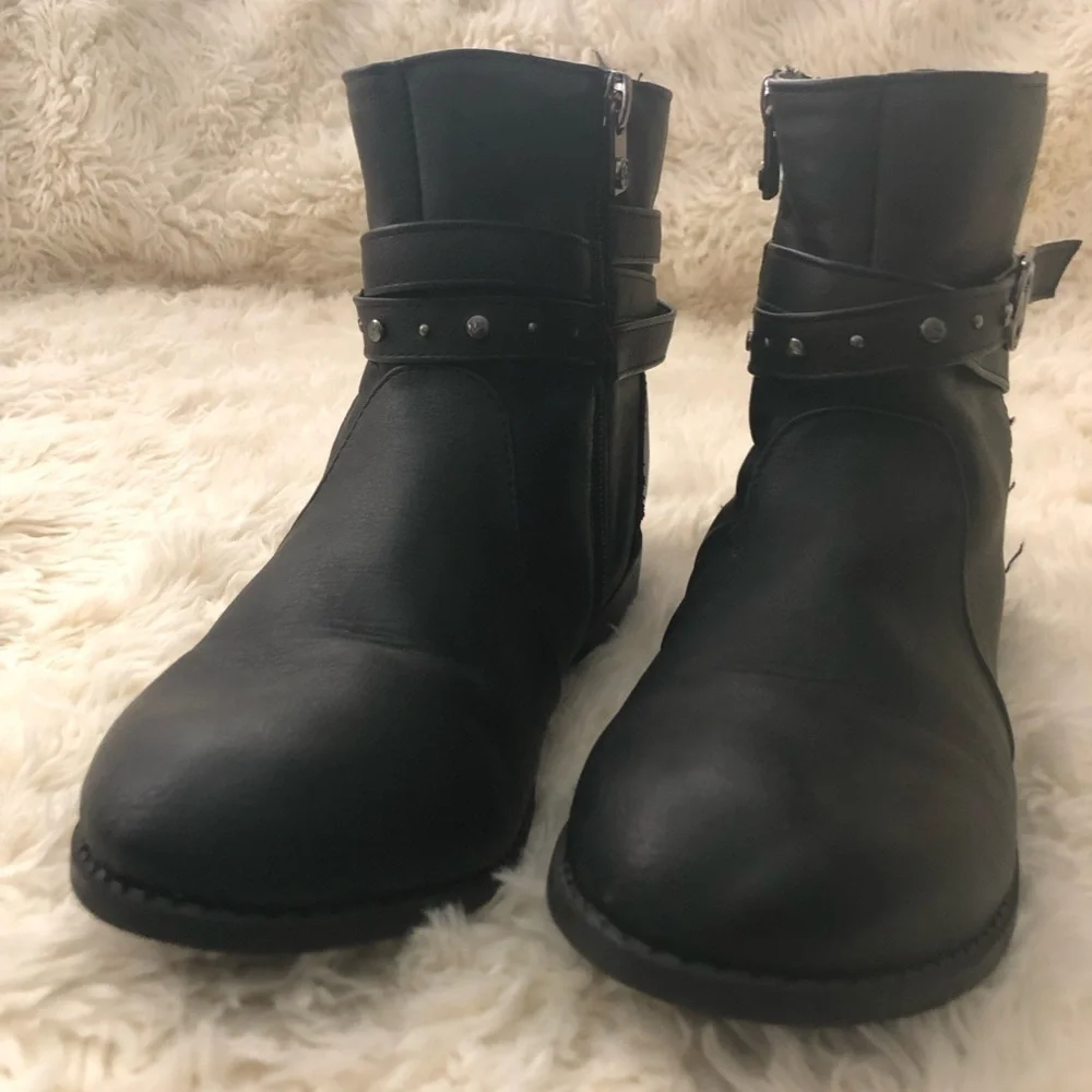 𝅺michael Kors buckle bootie